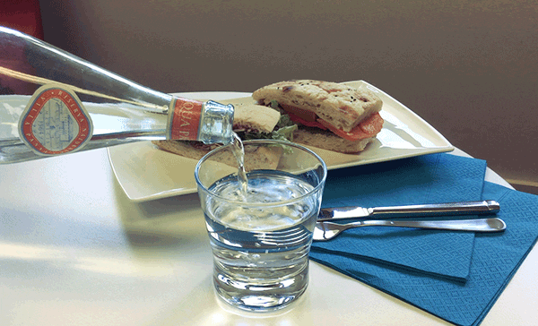 cinemagraph-leonie-pouring-water